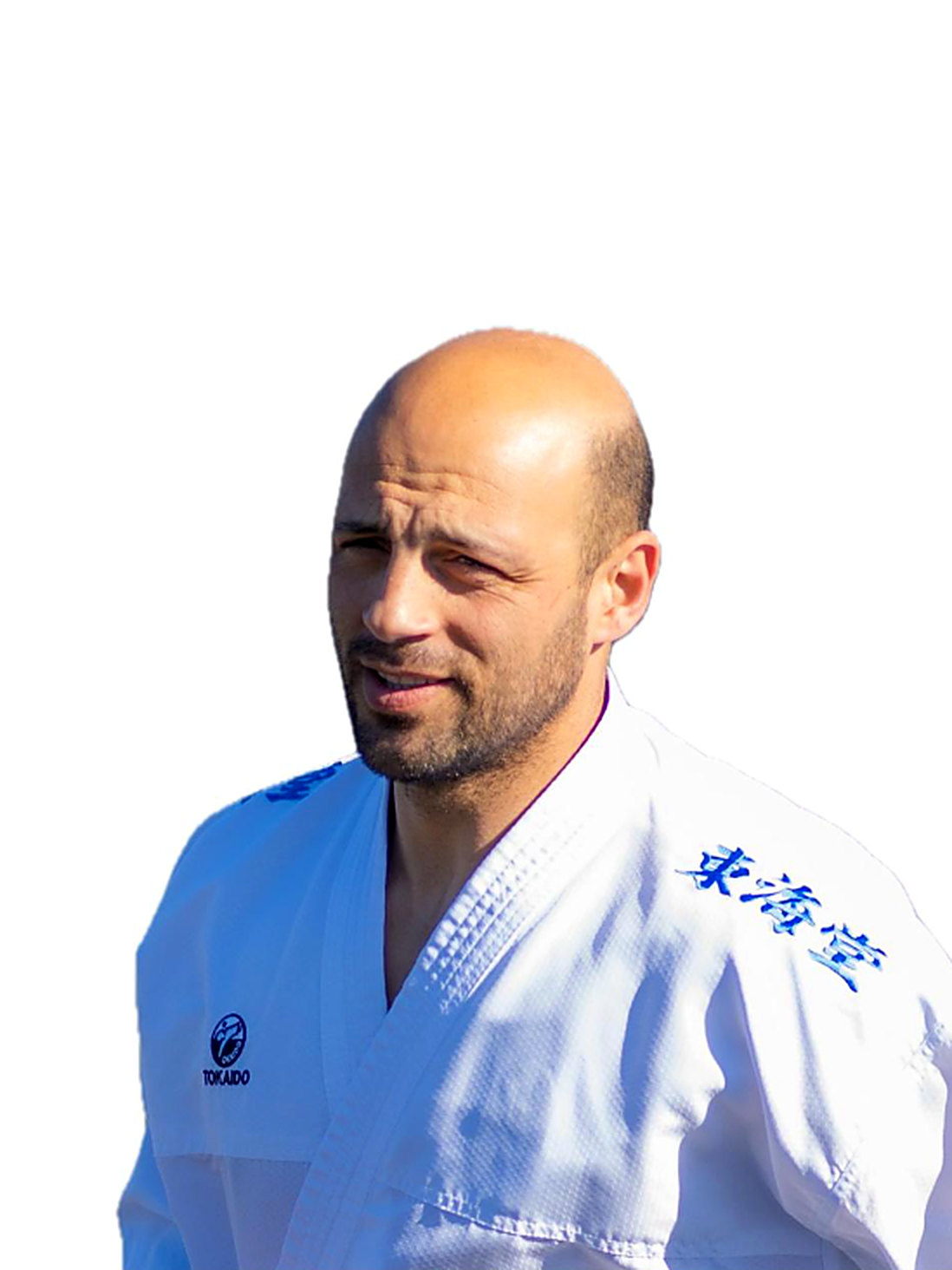 Sensei Carlos Marques, treinador do Clube Karate Penacova, de karategi e cinto negro